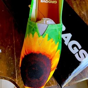 NWT - sunflower canvas slip ons (6)